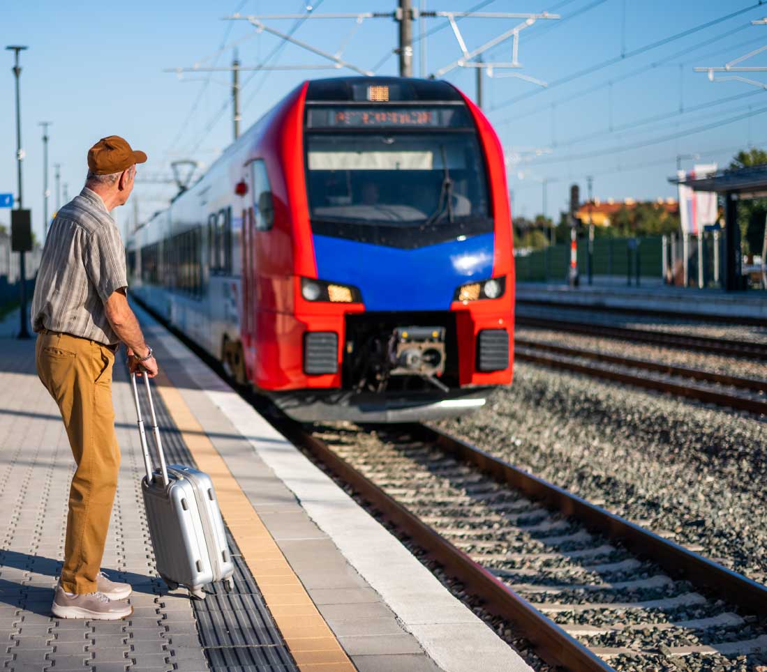 Homme attent un taxi pour la gare de Bruxelles