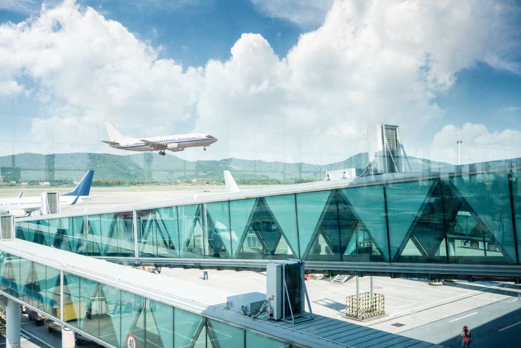 Vue d'un avion en vol depuis le terminal de l'aéroport de Bruxelles-Zaventem
